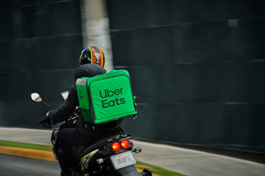Jay Mandel làm tài xế Uber Eats để ổn định thu nhập