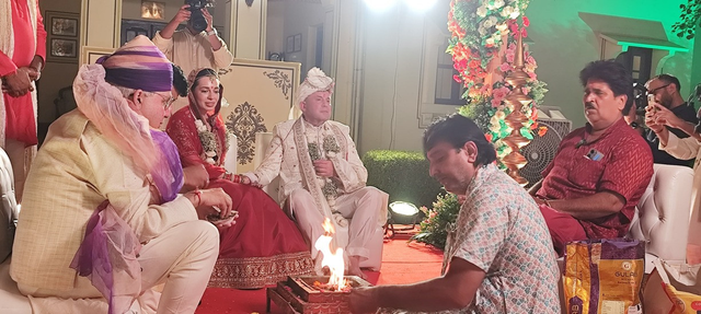 Con gái 27 tuổi lấy chồng U80 tuổi, bố mẹ "khóc như mưa" đi đưa dâu - Ảnh 1.