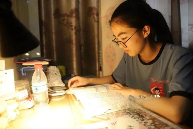 Tài khoản nhận được số tiền "bí ẩn" mỗi tháng, cô gái sốc khi biết người gửi - Ảnh 1.