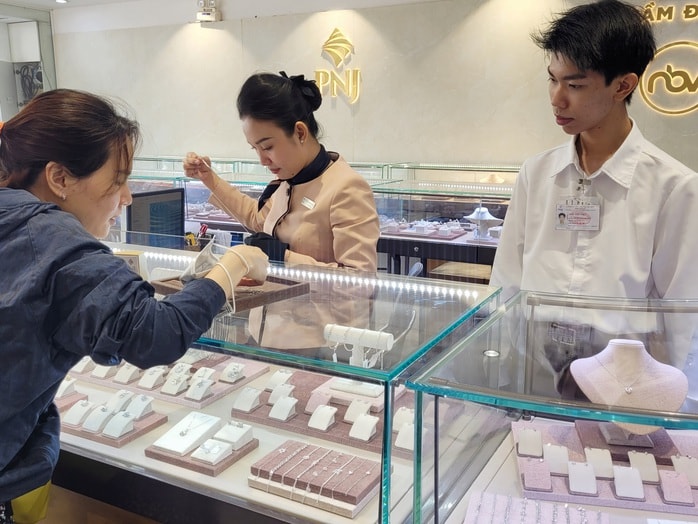 Giá vàng hôm nay 23-1: Tăng lên đỉnh cao mới - Ảnh 1.