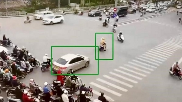 CSGT Hà Nội dẫn đường, đưa sản phụ đến bệnh viện an toàn- Ảnh 1.