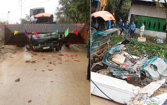 Xe tải chở xe múc làm sập cổng chào, 2 người trong cabin tử vong- Ảnh 2.