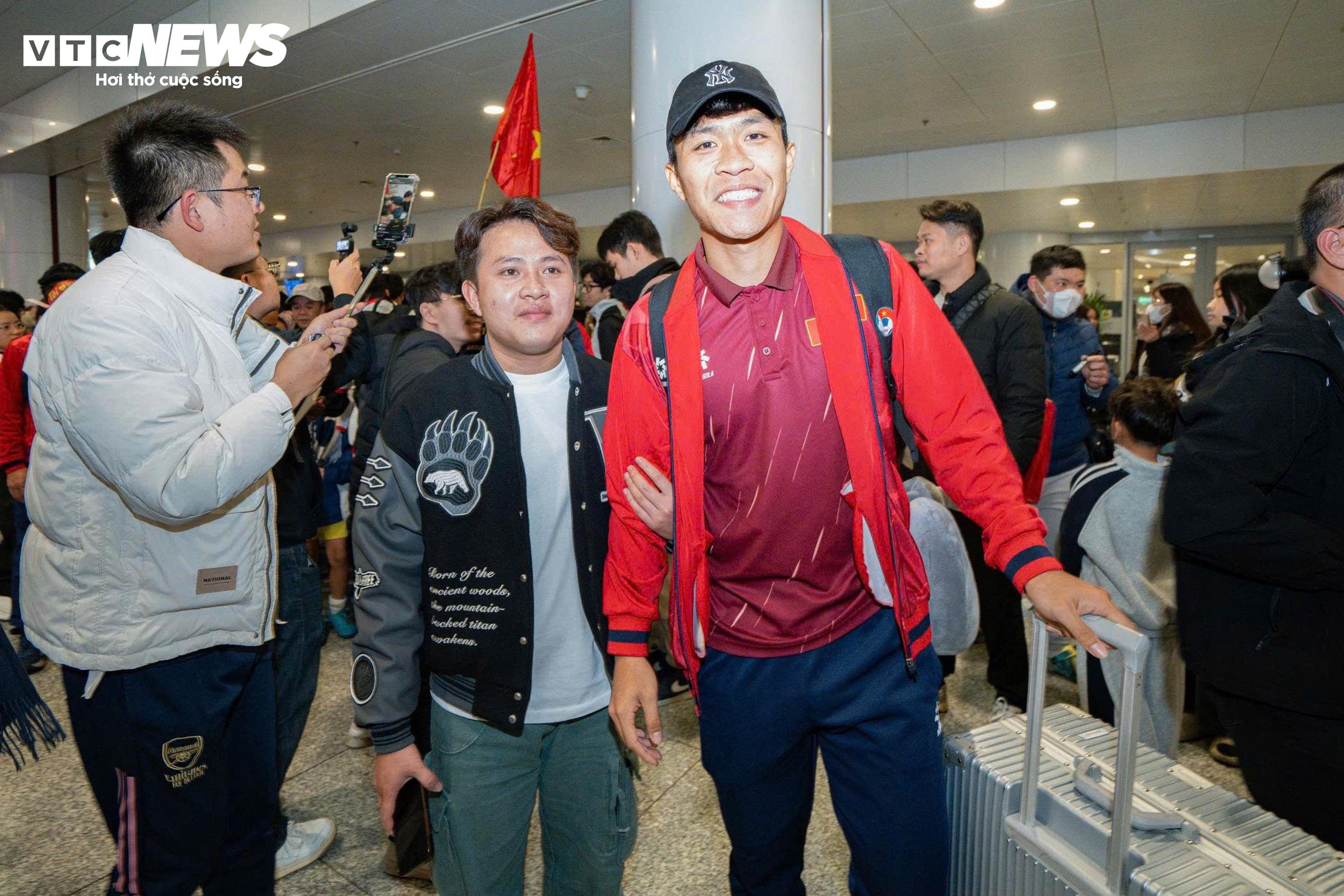 U23 Việt Nam về nước trong vòng tay người hâm mộ - 12