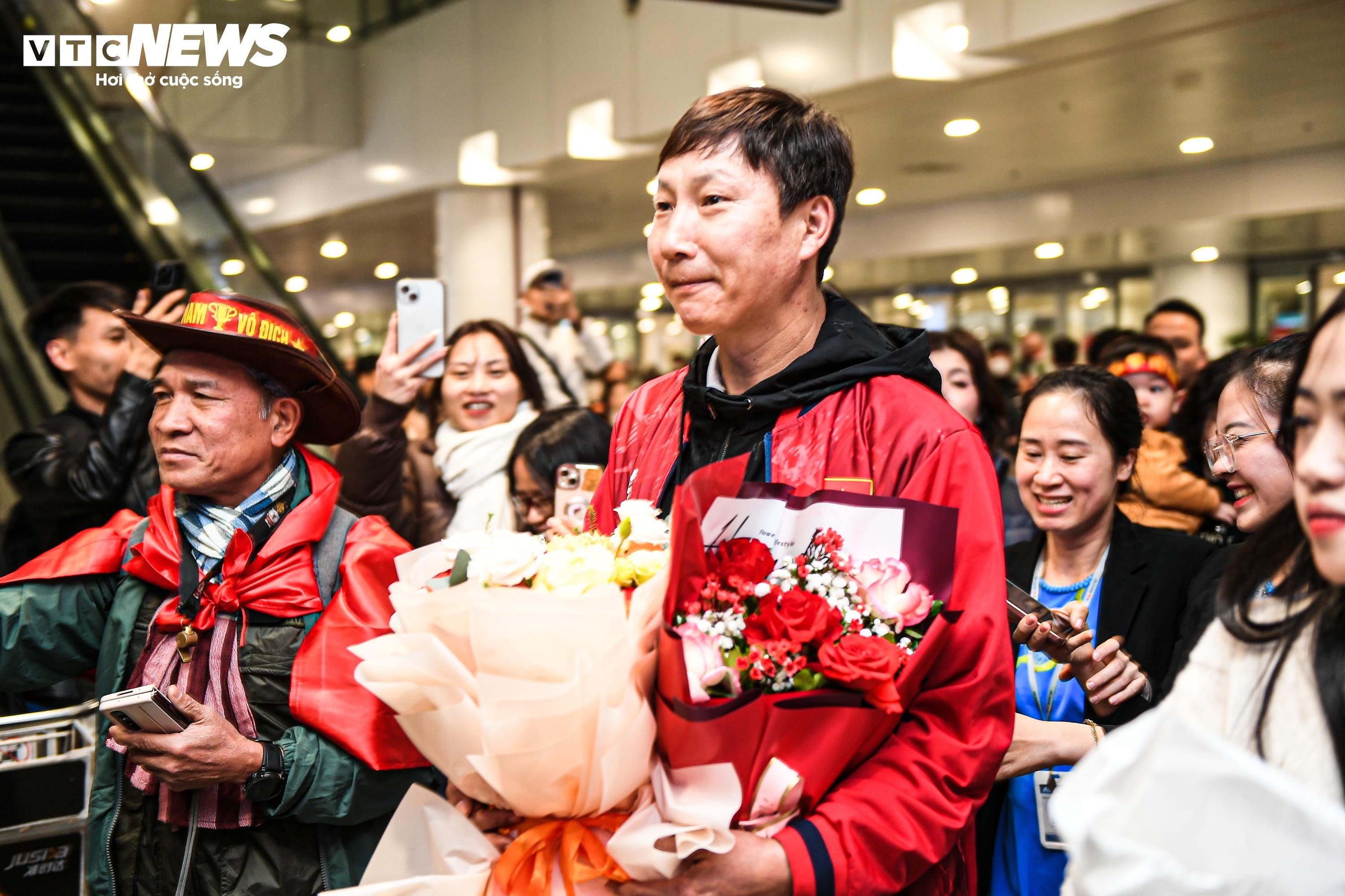 U23 Việt Nam về nước trong vòng tay người hâm mộ - 4