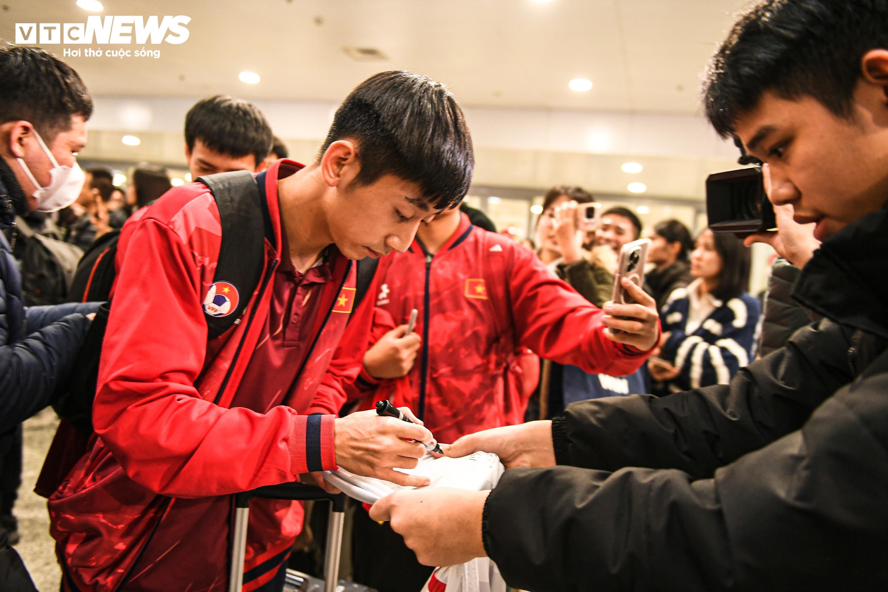 U23 Việt Nam về nước trong vòng tay người hâm mộ - 9