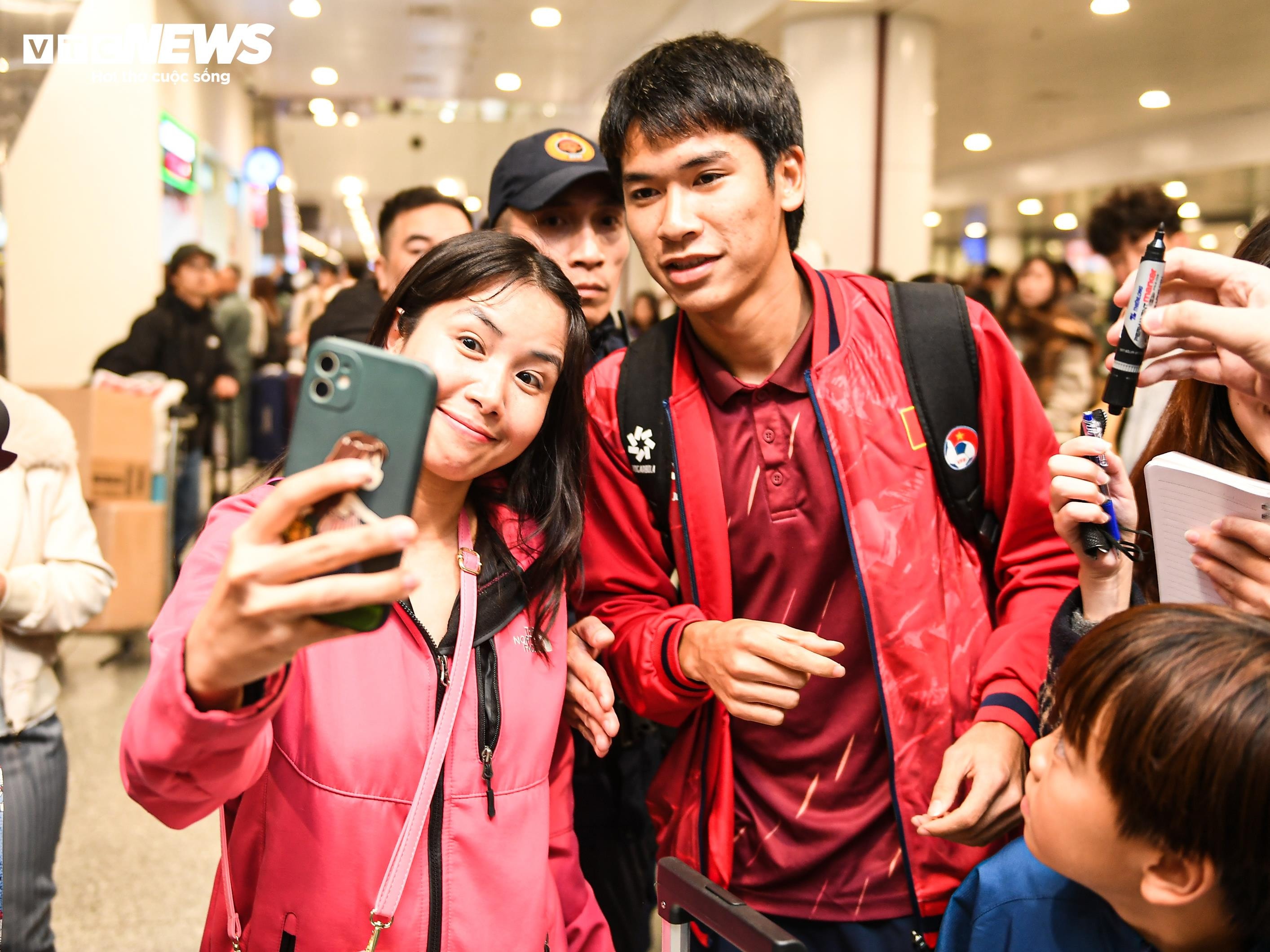 U23 Việt Nam về nước trong vòng tay người hâm mộ - 1