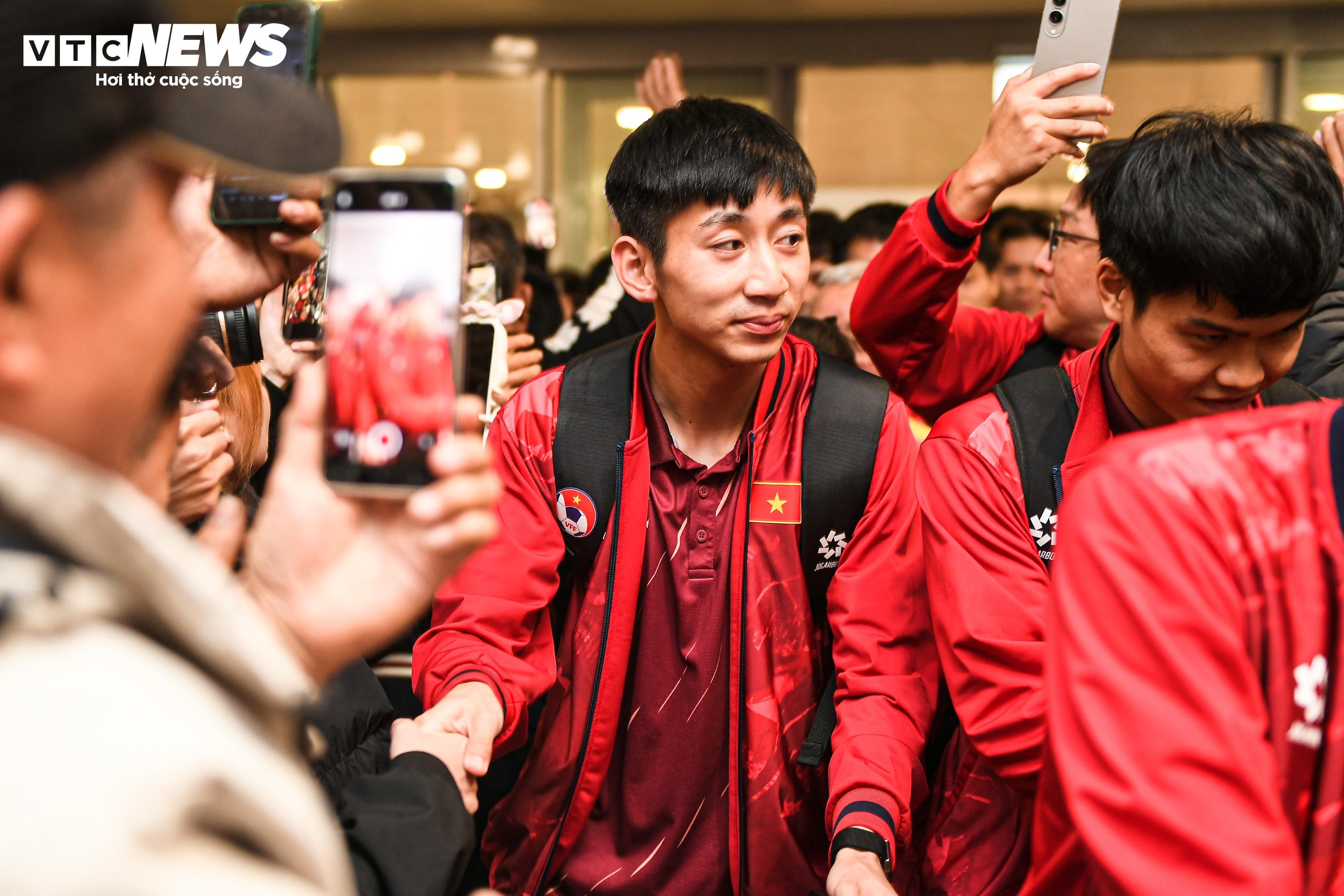U23 Việt Nam về nước trong vòng tay người hâm mộ - 2