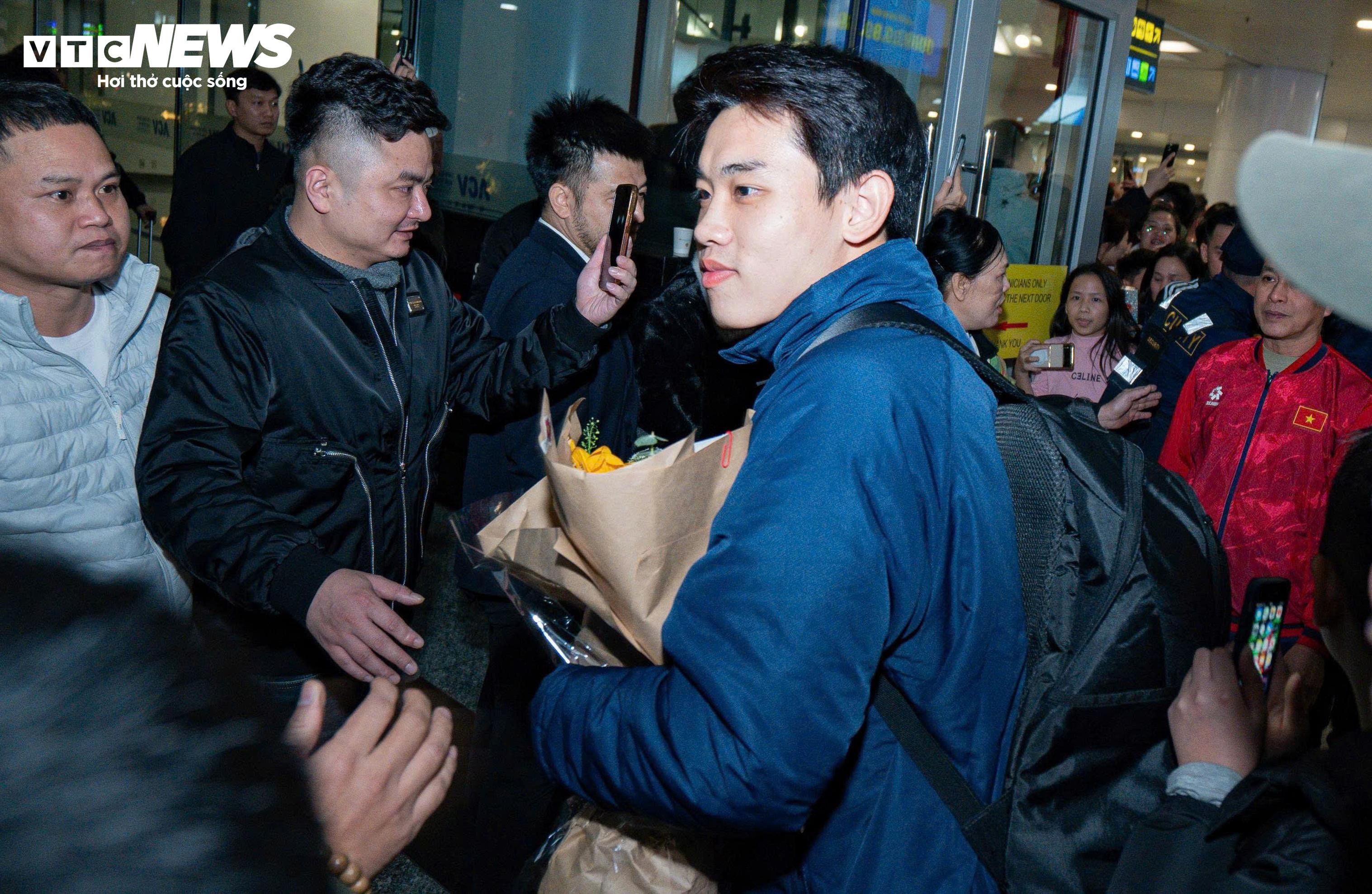 U23 Việt Nam về nước trong vòng tay người hâm mộ - 8