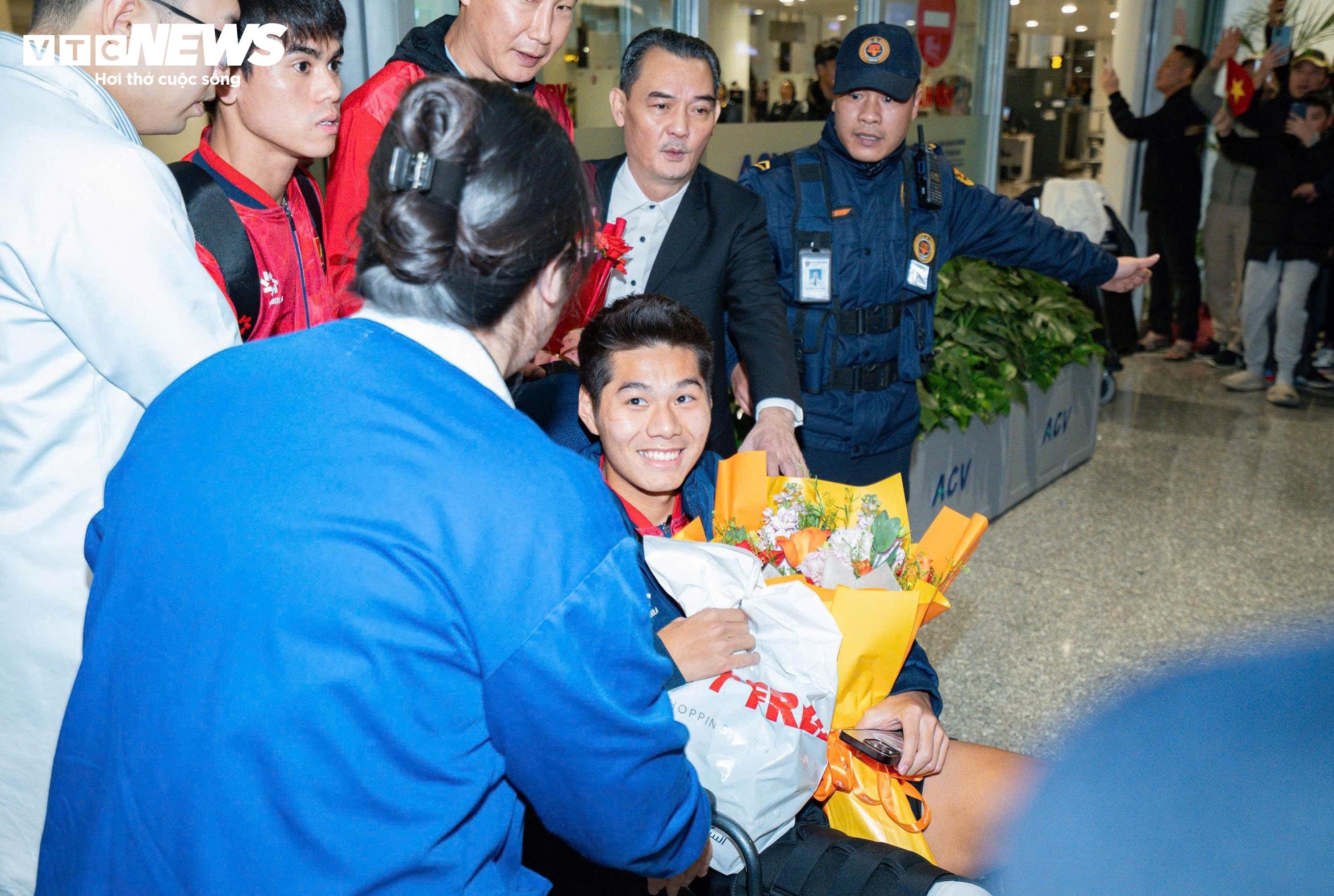U23 Việt Nam về nước trong vòng tay người hâm mộ - 6