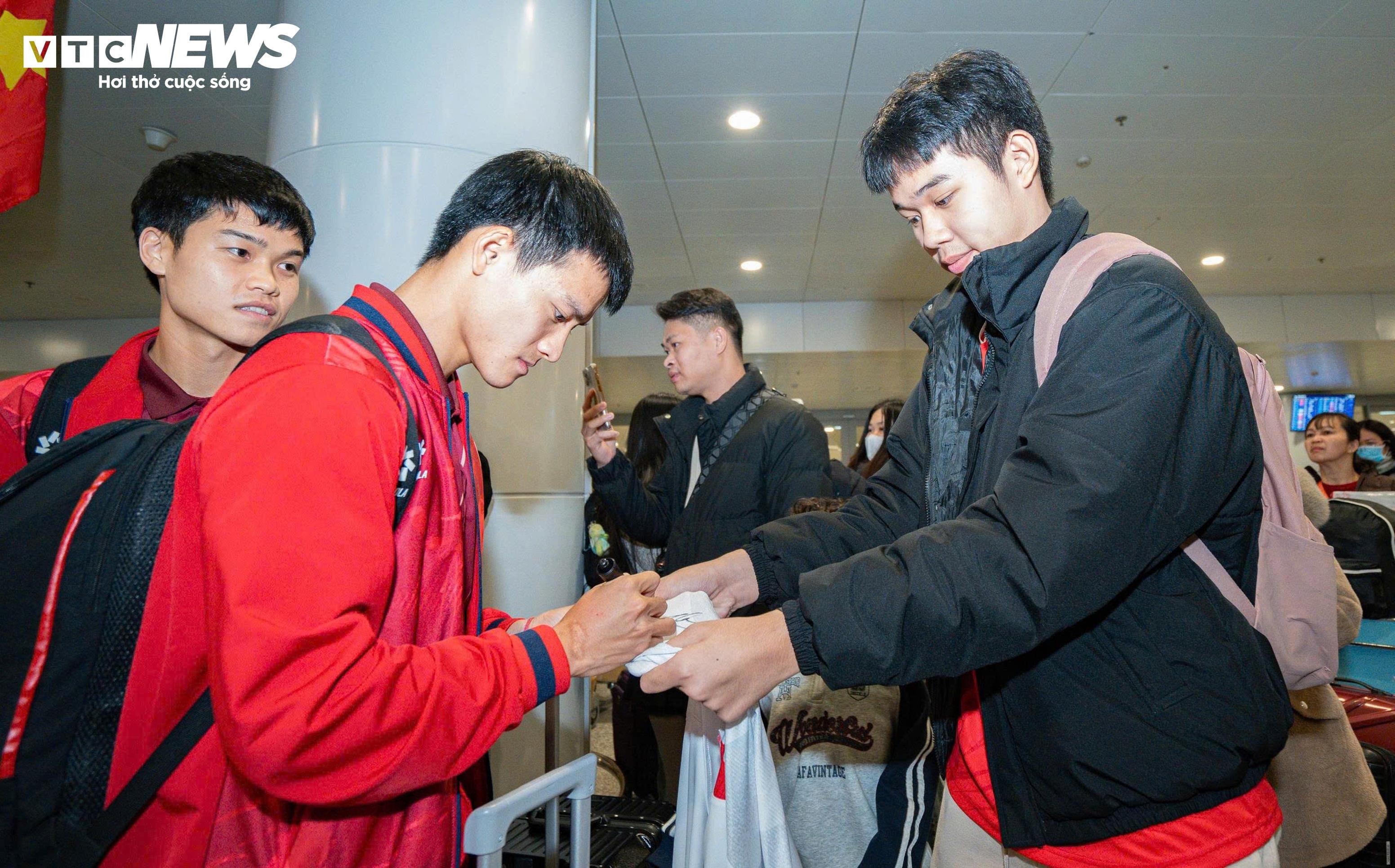 U23 Việt Nam về nước trong vòng tay người hâm mộ - 10