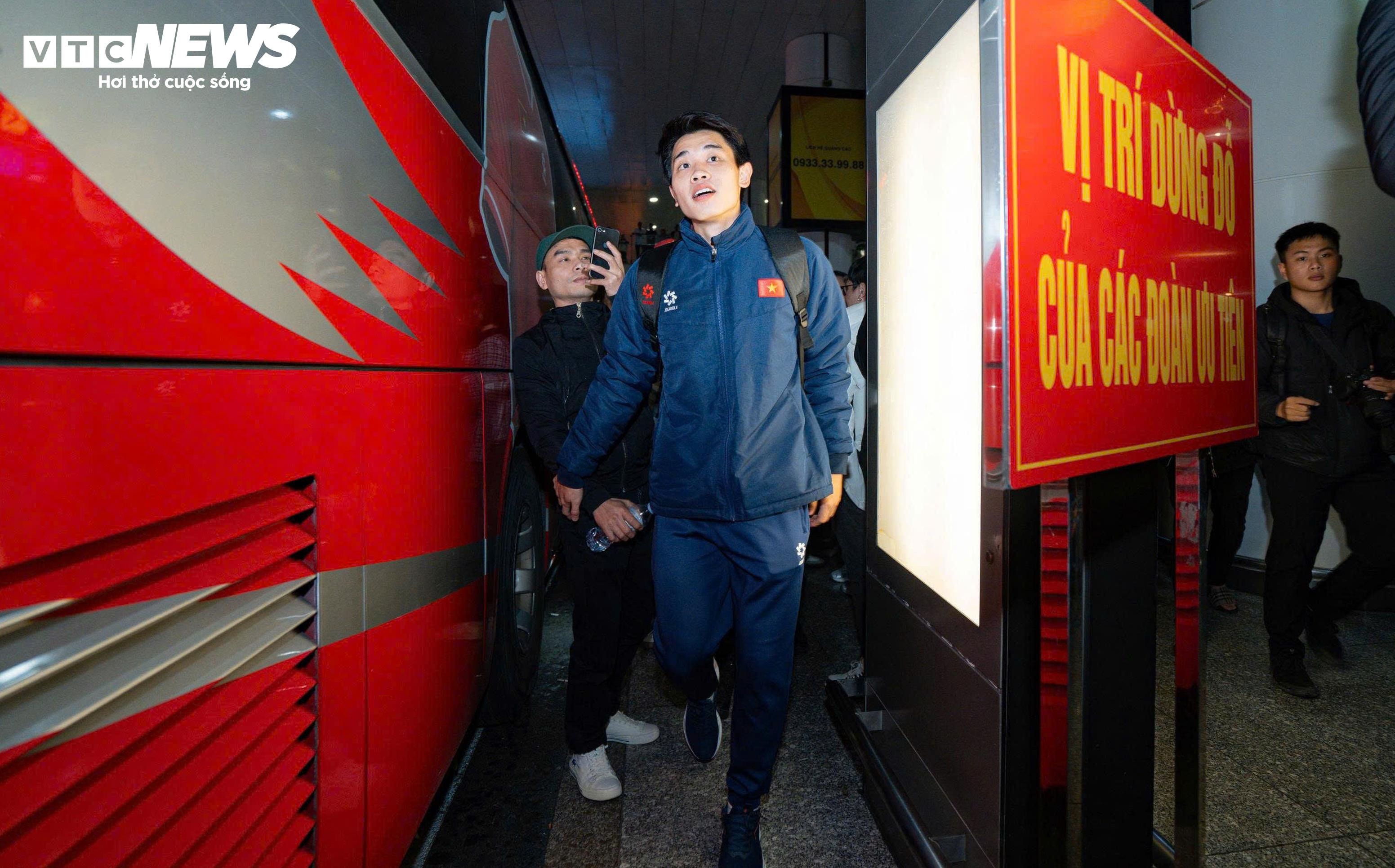 U23 Việt Nam về nước trong vòng tay người hâm mộ - 13