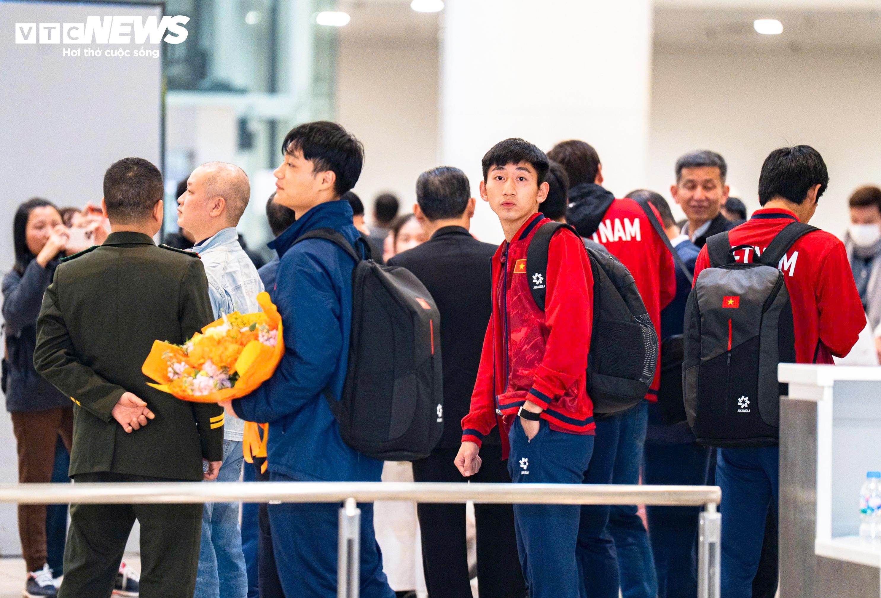 U23 Việt Nam về nước trong vòng tay người hâm mộ - 14
