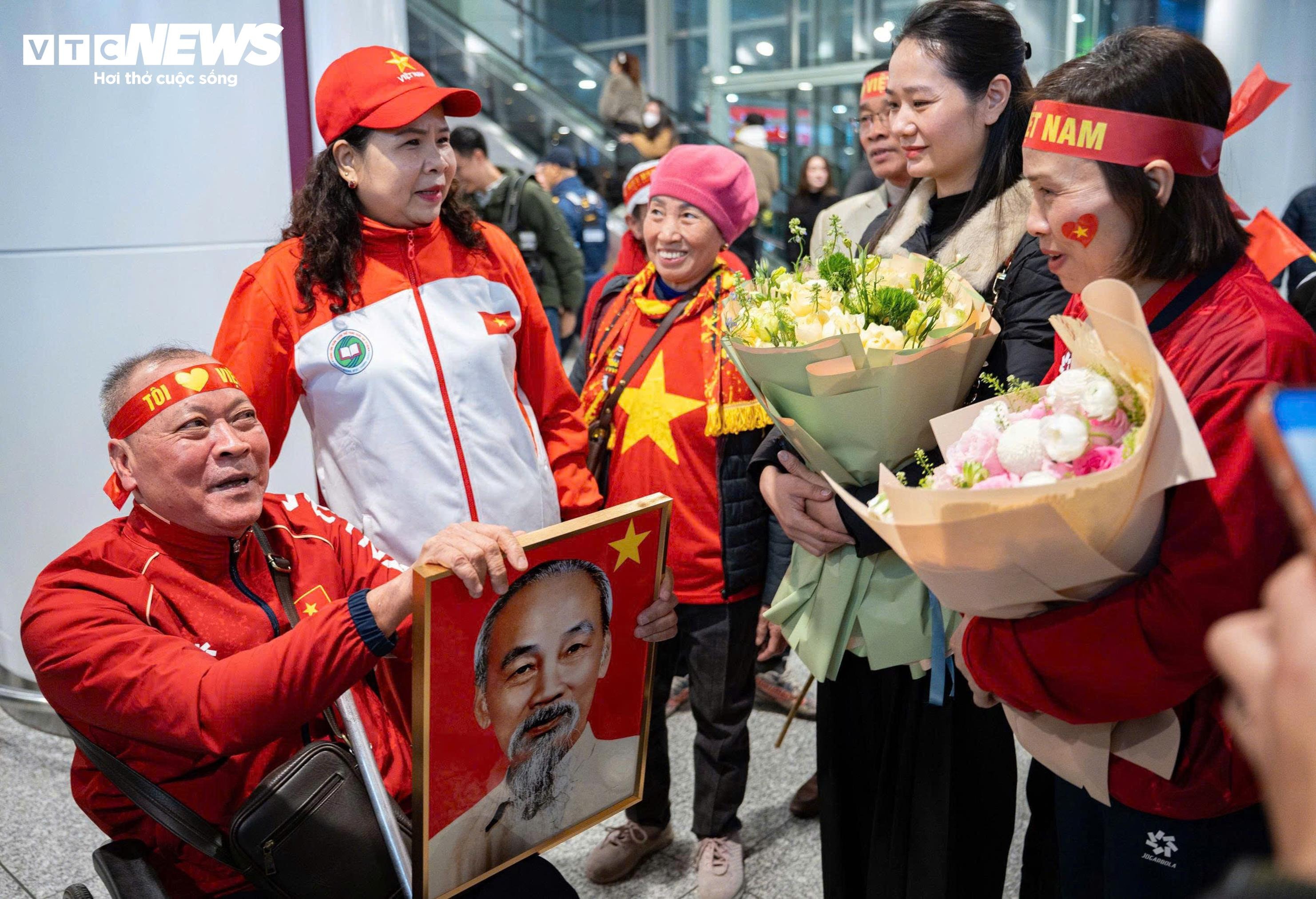 U23 Việt Nam về nước trong vòng tay người hâm mộ - 3