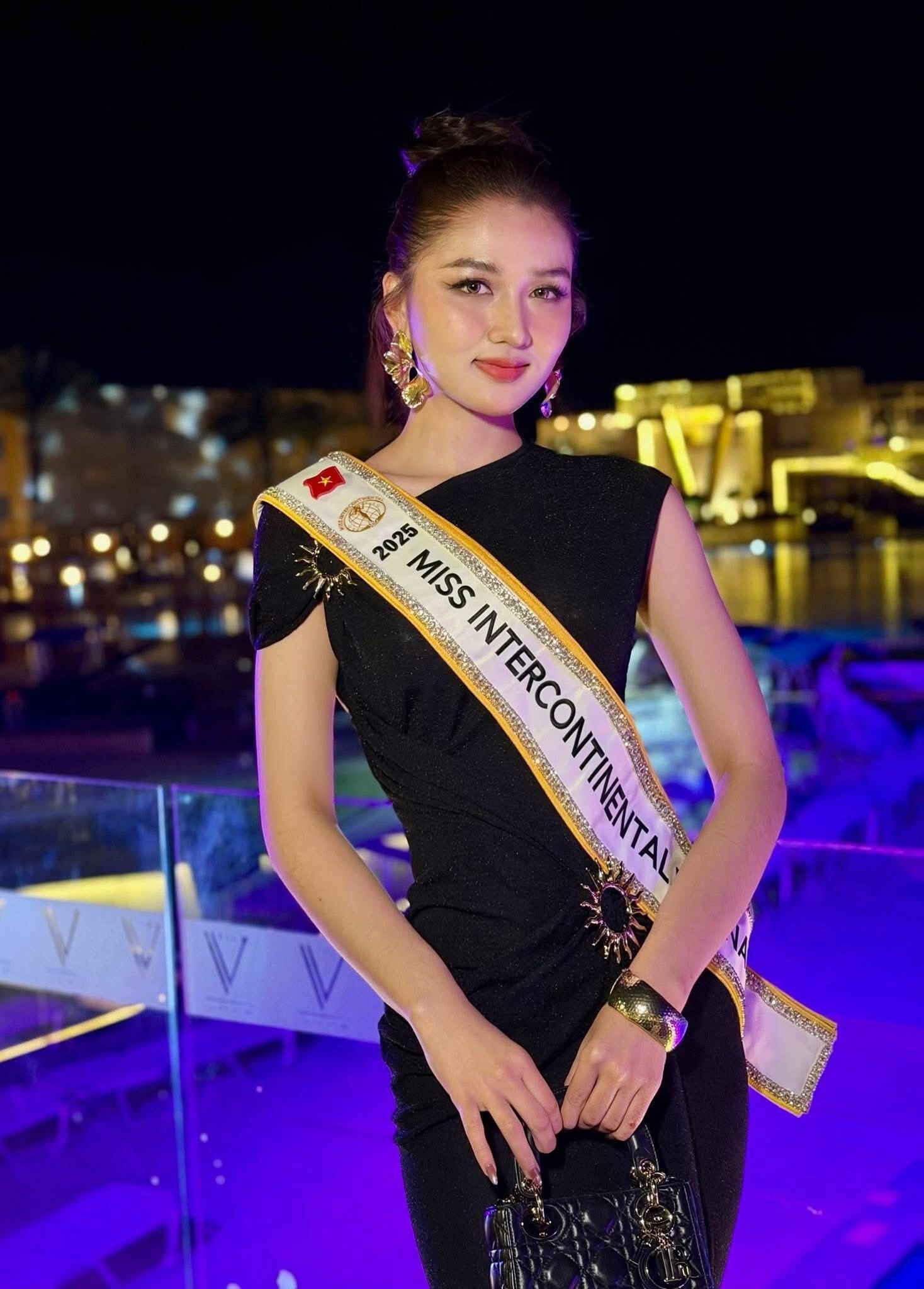 Nguyễn Thị Thu Ngân sinh năm 2003, sở hữu chiều cao 1m72 cùng vẻ đẹp gợi cảm, hiện đại. Năm 2025, cô chinh phục ngôi vị Á hậu 1 Miss Grand Vietnam.