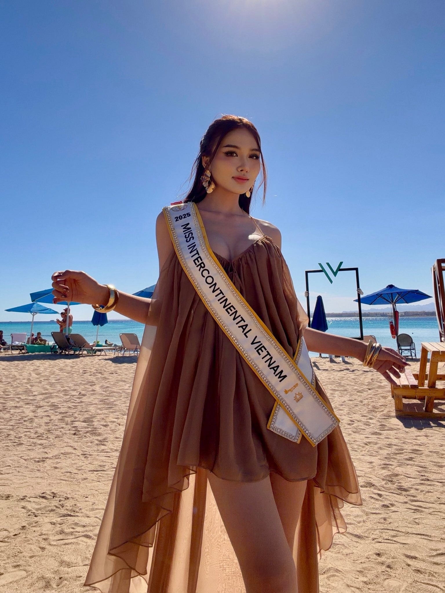 Trong 2 tuần tham gia Miss Intercontinental 2025, Á hậu Thu Ngân luôn duy trì phong độ ổn định cùng nguồn năng lượng dồi dào. Cô liên tục nhận được lời khen từ người hâm mộ sắc đẹp.