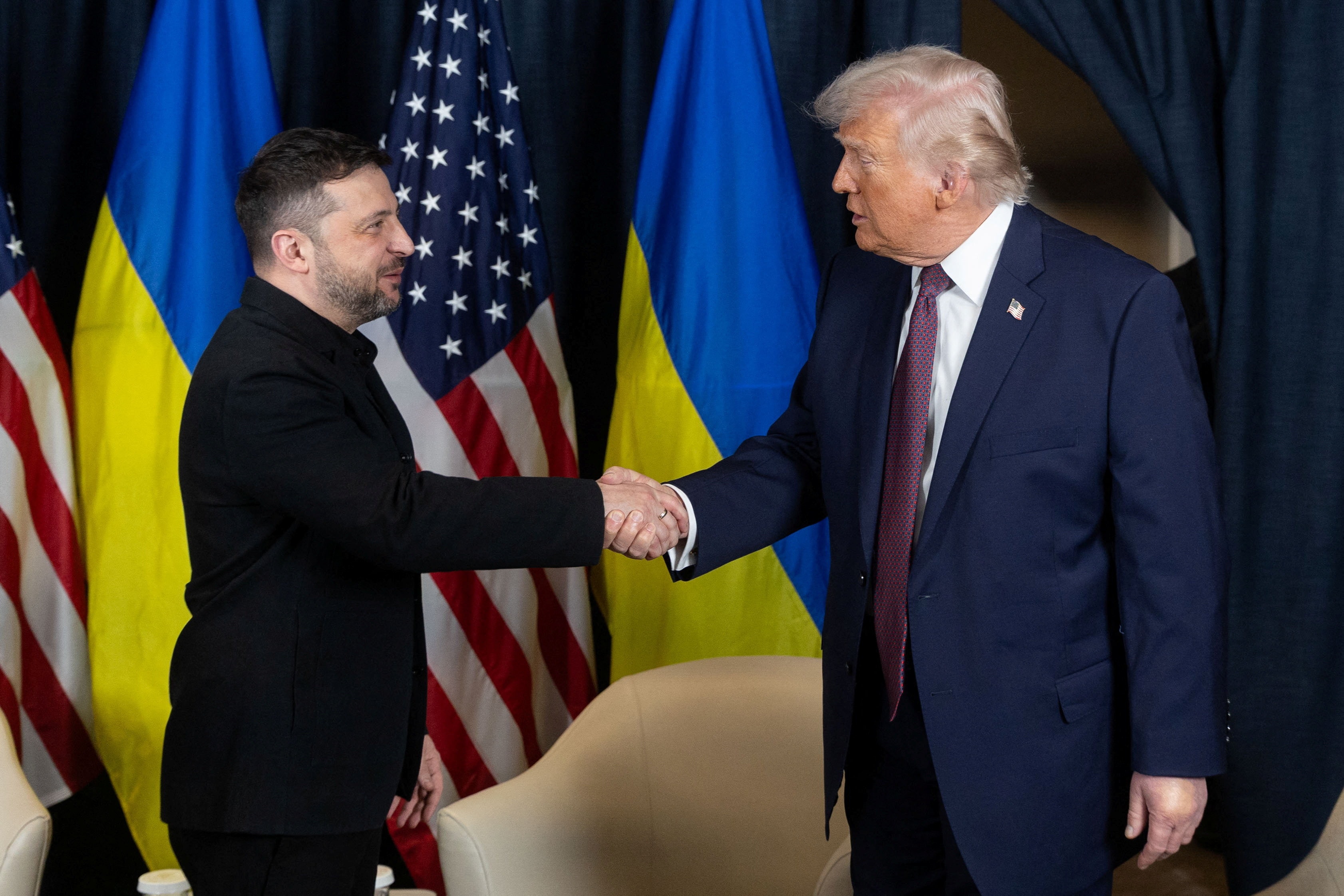 Tổng thống Ukraine Volodymyr Zelensky và Tổng thống Mỹ Donald Trump bên lề Diễn đàn Kinh tế Thế giới (WEF) lần thứ 56 tại Davos, Thụy Sĩ, ngày 22/1/2026. (Ảnh: Văn phòng Tổng thống Ukraine/Phát hành qua Reuters)