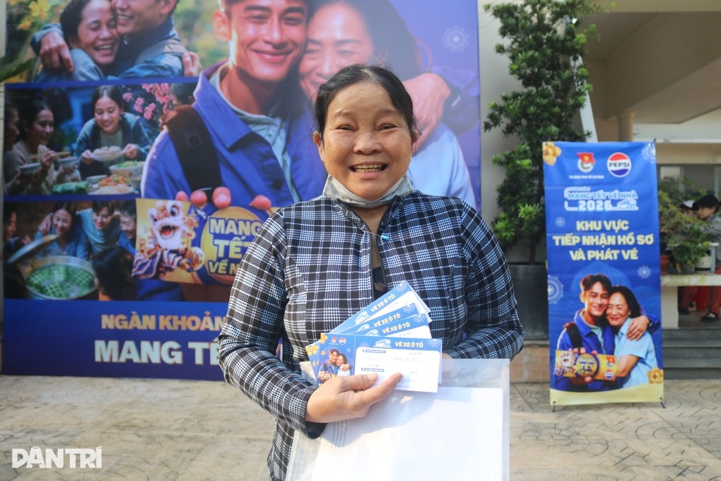 TPHCM trao hơn 4.200 vé xe Tết, lao động rưng rưng ngày về sum họp - 4