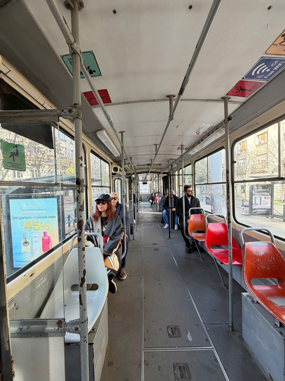 Nhóm phụ nữ Việt tự lái ô tô qua 25 quốc gia trong một năm - 12