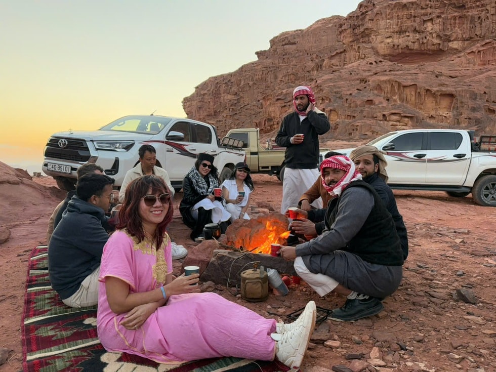 Nhóm phụ nữ Việt tự lái ô tô qua 25 quốc gia trong một năm - 5