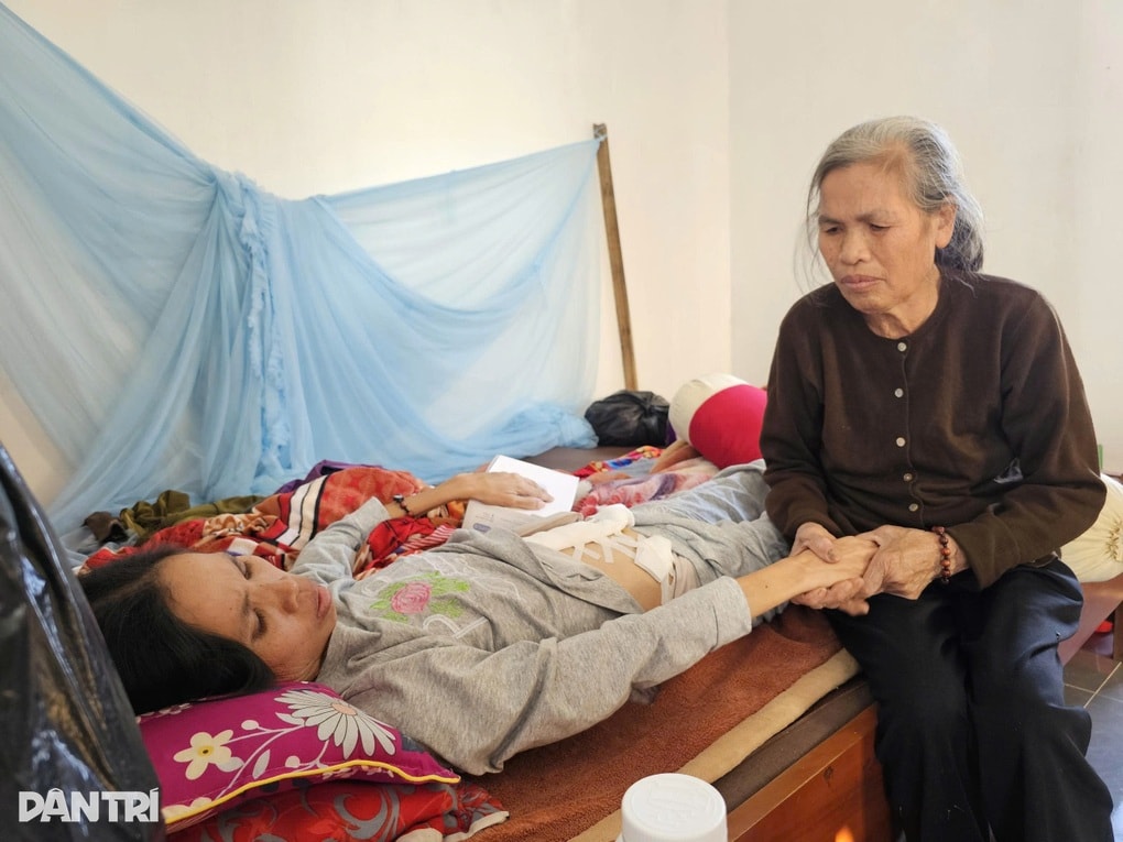 Người mẹ trẻ thoi thóp trên giường và nỗi sợ lần cuối phải buông tay 4 con - 2 Người mẹ trẻ thoi thóp trên giường và nỗi sợ lần cuối phải buông tay 4 con - 2