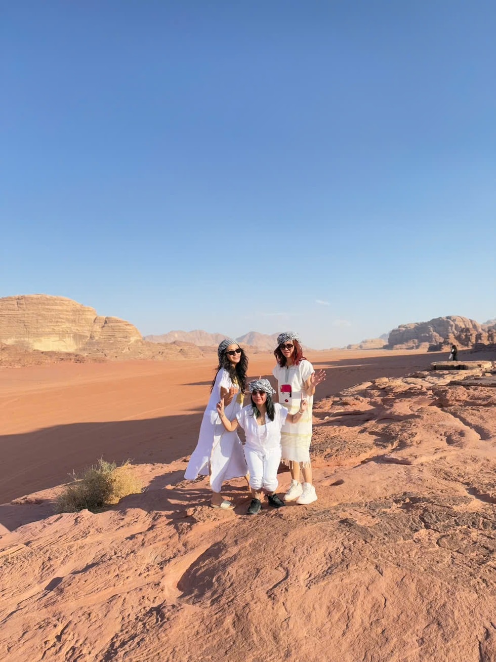 Nhóm phụ nữ Việt tự lái ô tô qua 25 quốc gia trong một năm - 4