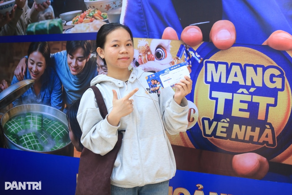 TPHCM trao hơn 4.200 vé xe Tết, lao động rưng rưng ngày về sum họp - 3