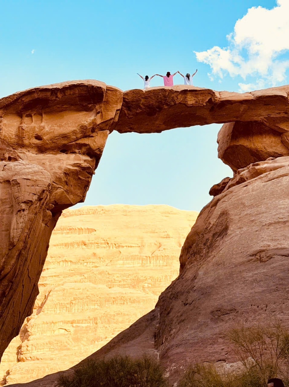 Nhóm phụ nữ Việt tự lái ô tô qua 25 quốc gia trong một năm - 3