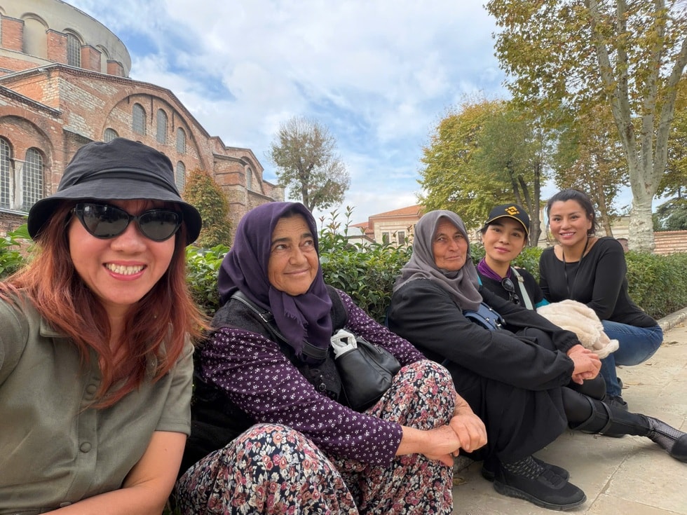 Nhóm phụ nữ Việt tự lái ô tô qua 25 quốc gia trong một năm - 7