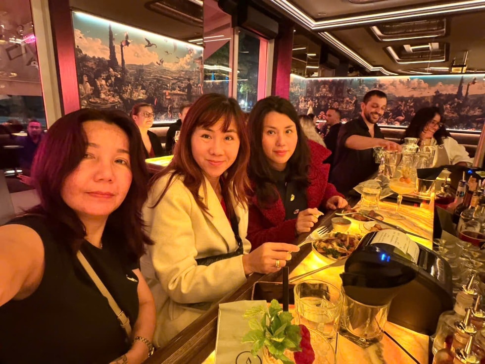 Nhóm phụ nữ Việt tự lái ô tô qua 25 quốc gia trong một năm - 11