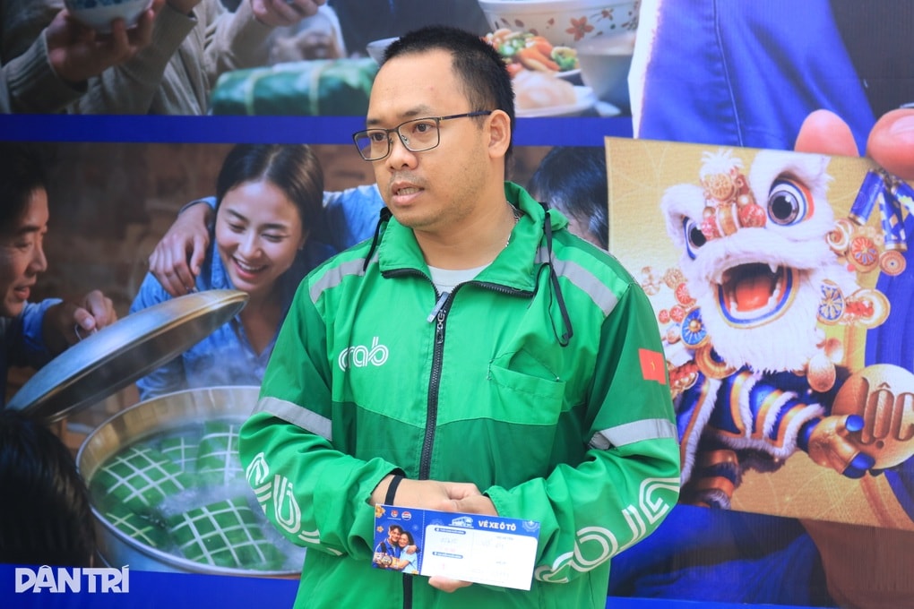 TPHCM trao hơn 4.200 vé xe Tết, lao động rưng rưng ngày về sum họp - 2