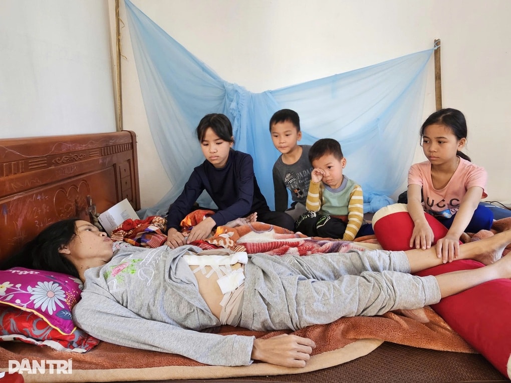 Người mẹ trẻ thoi thóp trên giường và nỗi sợ lần cuối phải buông tay 4 con - 1 Người mẹ trẻ thoi thóp trên giường và nỗi sợ lần cuối phải buông tay 4 con - 1