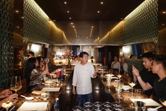Đầu bếp Peter Cường Franklin giới thiệu thực khách về các món ăn tại nhà hàng.