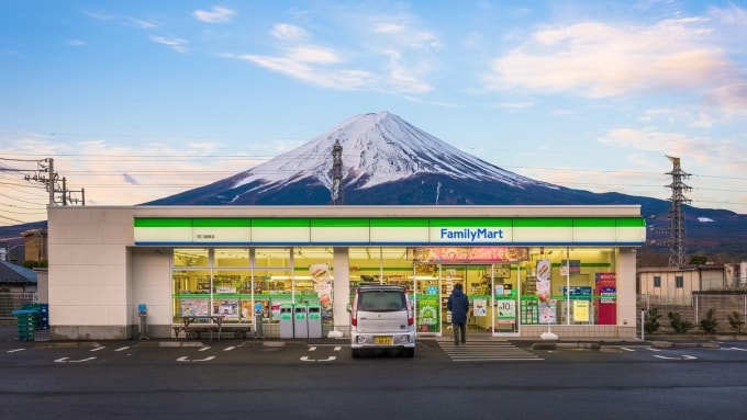 Cửa hàng tiện lợi với view núi Phú Sĩ sau lưng từng là điểm check in hút khách. Ảnh: Sean Pavone