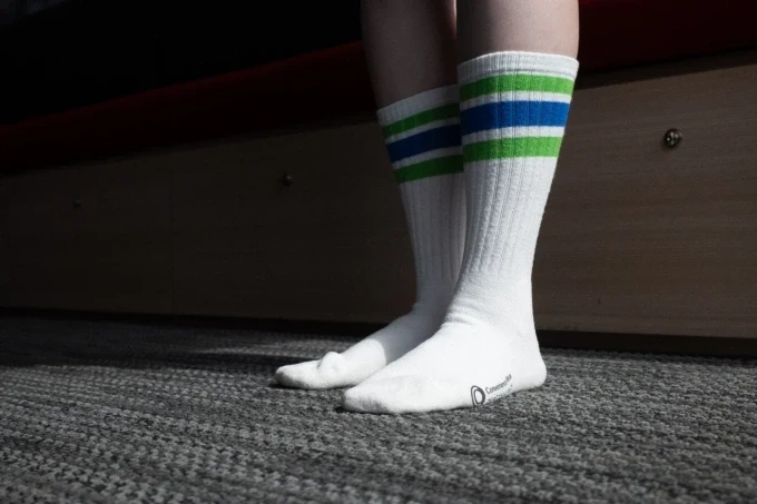 Đôi tất đắt hàng tại chuỗi cửa hàng FamilyMart ở Nhật. Ảnh: Bertha Wang