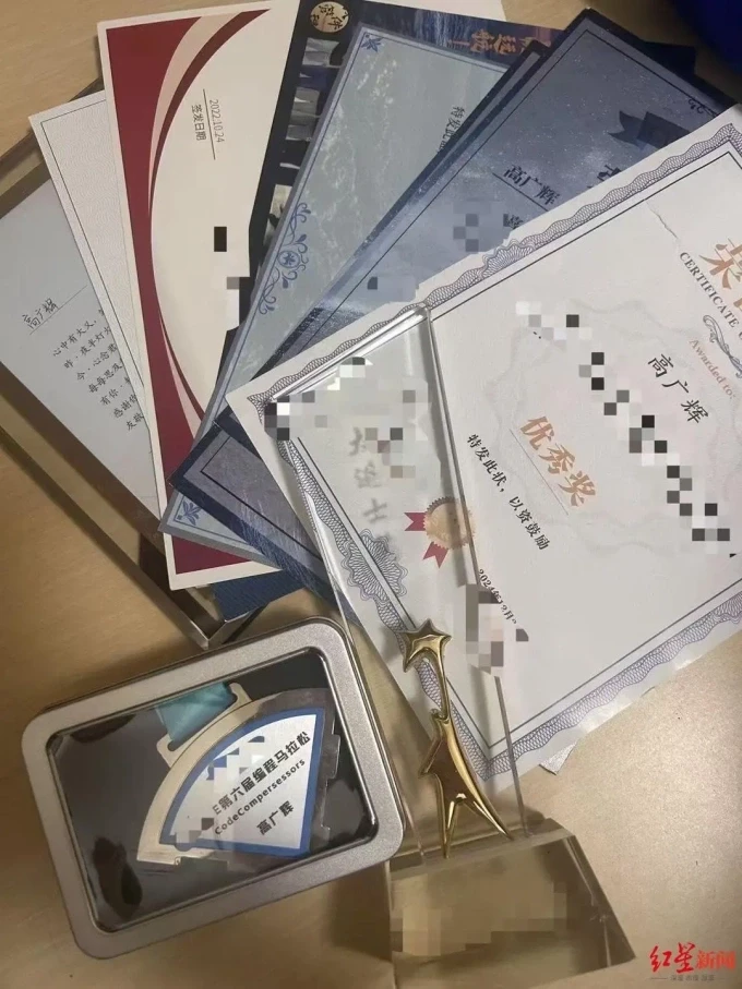 Những bằng khen của Gao trong công việc. Ảnh: Sina