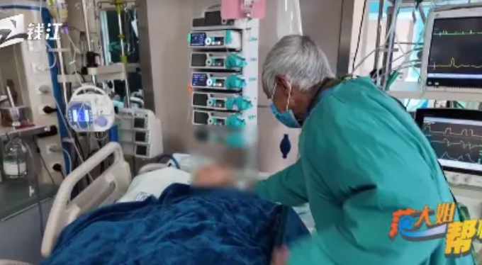 Ông Chen Azhong, 81 tuổi vào phòng hồi sức tích cực tại Bệnh viện Lihuili, thành phố Ninh Ba, thăm vợ 77 tuổi. Ảnh: Sina