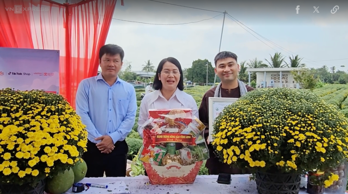 Bà Lê Thị Hoàng Oanh, Bí thư Đảng ủy xã Chợ Lách xuất hiện tại phiên livestream bán hoa hỗ trợ nông dân. Ảnh:Thường Sơn