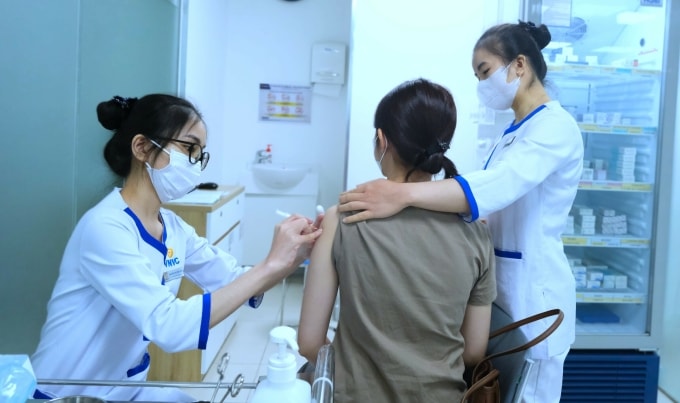 Người lớn tiêm vaccine dại phòng bệnh tại Hệ thống Tiêm chủng VNVC. Ảnh: Diệu Thuần