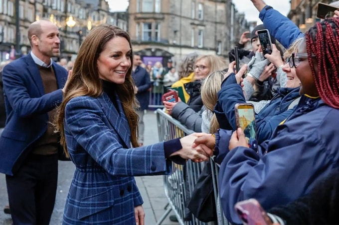 Vương phi Kate Middleton và Hoàng tử William đến thăm xưởng dệt Radical Weavers ở Stirling, Scotland. Ảnh: Kensington Palace