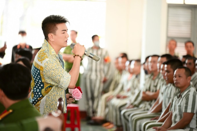 Năm thứ 11 Đàm Vĩnh Hưng hát phục vụ văn nghệ cho các phạm nhân dịp Tết. Ảnh: Thành Phạm