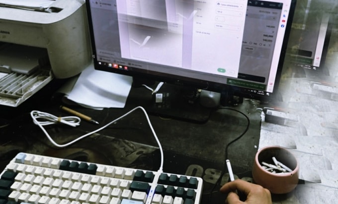 Thuốc lá trở thành bạn của Minh, giúp anh xua đi mệt mỏi, giảm căng thẳng, thậm chí tỉnh táo để làm việc. Ảnh: Nhân vật cung cấp