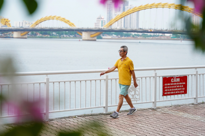 Người dân đi bộ tập thể dục ven sông Hàn, Đà Nẵng. Ảnh: Nguyễn Đông