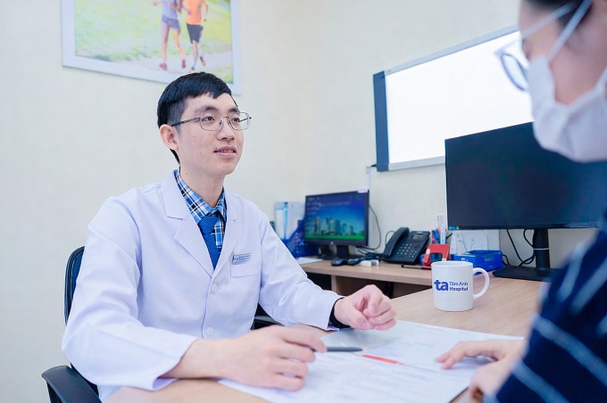 Bác sĩ Long giải thích tình trạng sức khỏe cho người bệnh. Ảnh: Bệnh viện Đa khoa Tâm Anh