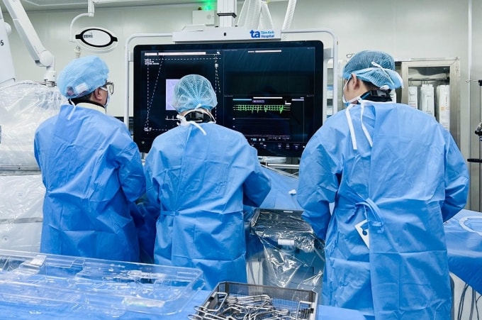 Êkip bác sĩ Trung tâm Tim mạch Can thiệp, Bệnh viện Đa khoa Tâm Anh TP HCM đặt máy tạo nhịp cho một bệnh nhân rối loạn nhịp tim. Ảnh: Ngọc Hà