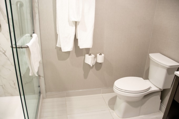 Việc sử dụng chung các vật dụng trong nhà tắm như khăn tắm, bông tắm, bệ bồn cầu có thể làm lây bệnh sùi mào gà, dù tỷ lệ thấp. Ảnh: Vecteezy