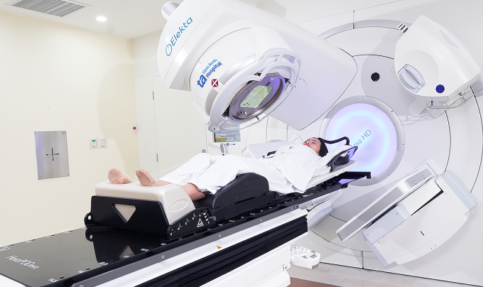 Bệnh nhân ung thư vú được xạ trị bằng máy gia tốc tuyến tính. Ảnh minh họa: Bệnh viện Đa khoa Tâm Anh