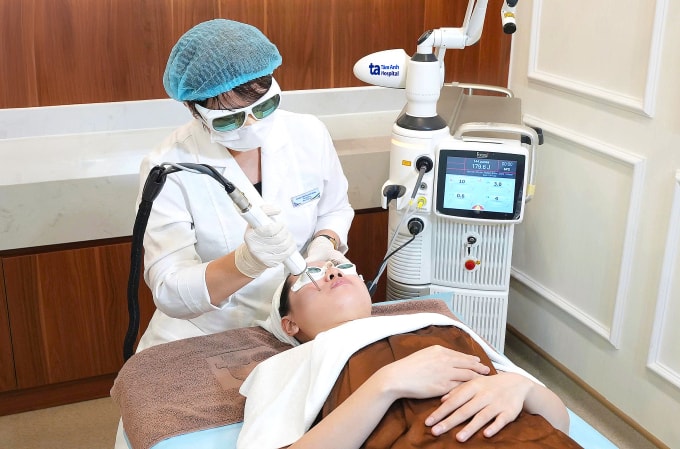 Bác sĩ Hồng đang điều trị da cho người bệnh bằng hệ thống laser Fotona 6D. Ảnh: Bệnh viện Đa khoa Tâm Anh