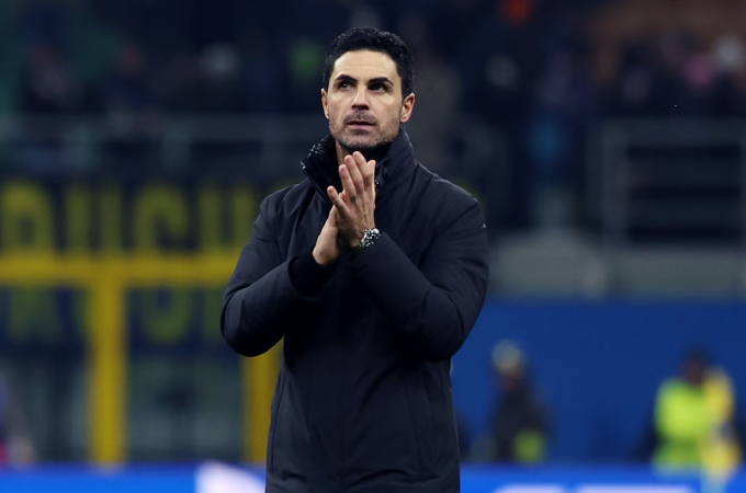 HLV Mikel Arteta vỗ tay tri ân người hâm mộ sau trận Arsenal thắng Inter Milan 3-0 ở lượt bảy Champions League ngày 20/1. Ảnh: PA Wire