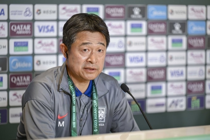 HLV Lee Min-sung phát biểu sau khi Hàn Quốc hòa Việt Nam 2-2, rồi thua 6-7 ở loạt luân lưu tại trận tranh giải ba U23 châu Á 2026, trên sân King Abdullah ở Jeddah, Arab Saudi ngày 23/1/2026. Ảnh: AFC