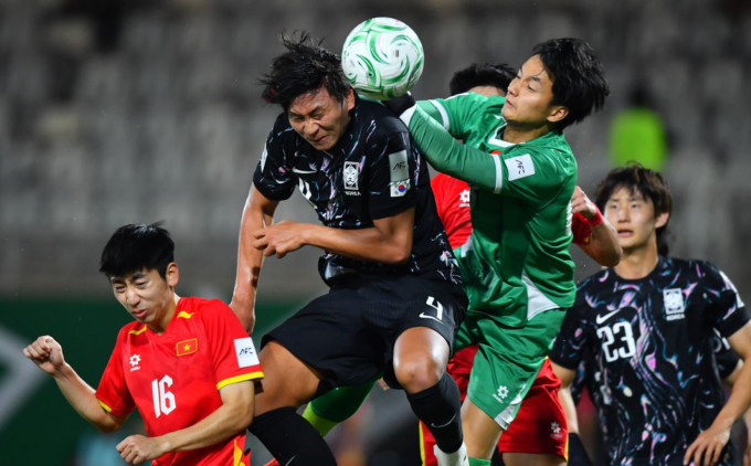 Thủ môn Cao Văn Bình (áo xanh) thi đấu trong trận Việt Nam thắng Hàn Quốc ở giải U23 châu Á 2026. Ảnh: AFC